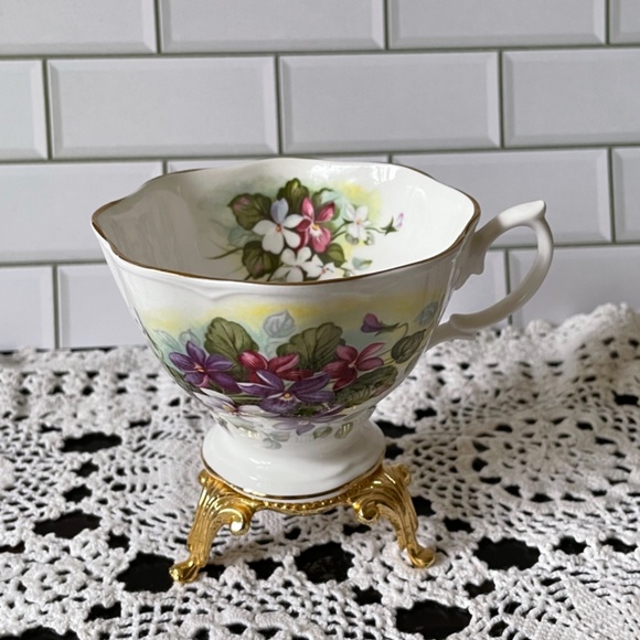 Royal Albert Bone China / Violets, purples and white flowers with green leaves - Picture 6 of 12